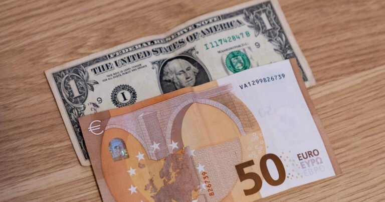 Caen dólar y euro en Cuba tras semanas de máximos históricos