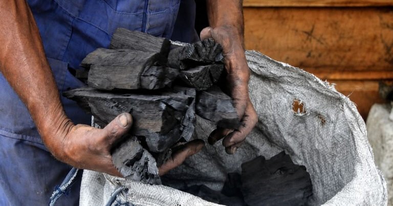 Carbón alcanza los 4,000 pesos en Sancti Spíritus