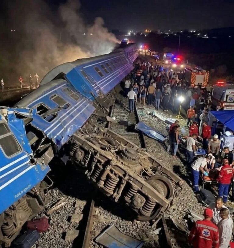 Tren Santiago de Cuba-La Habana se descarrila con 900 personas a bordo
