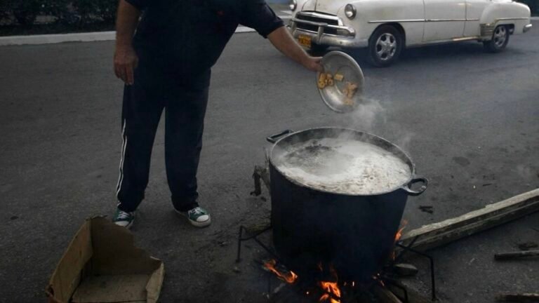 Líder del PCC elogia cocinas públicas colectivas
