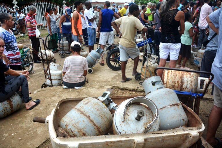 Cubanos pasan días en la calle para conseguir una balita de gas