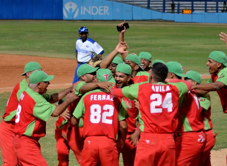 Las Tunas abre las semifinales con contundente victoria sobre Holguín