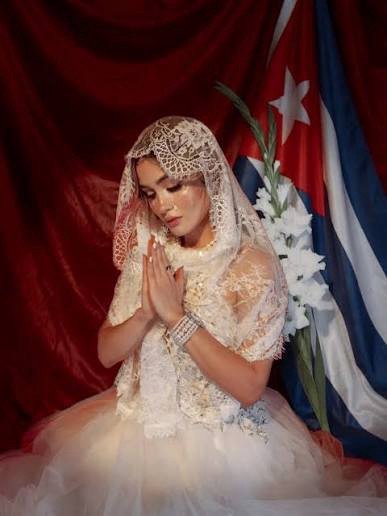 Aspirante a Miss Universo homenajea a las Damas de Blanco