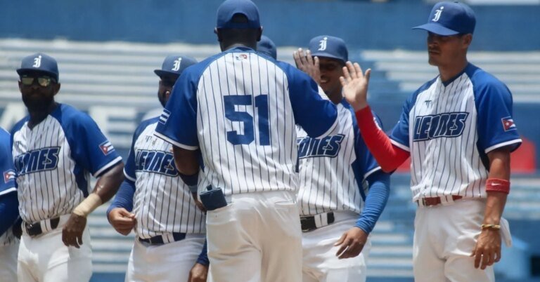 Industriales queda a un paso de la final; Holguín evita la barrida
