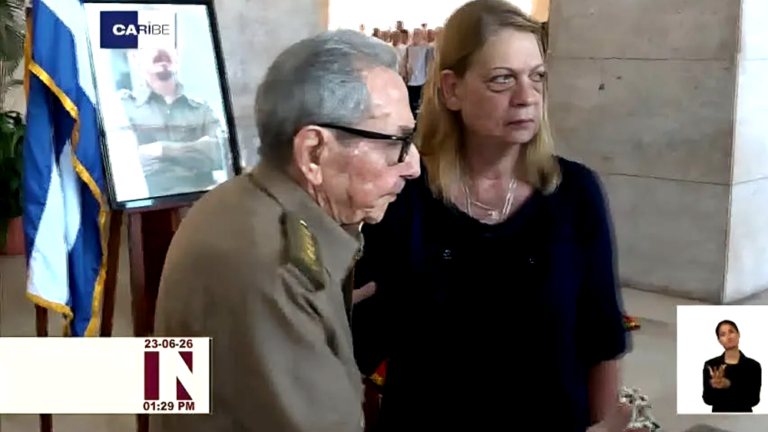 Raúl Castro reaparece en acto del MINFAR dedicado a Ramiro Valdés