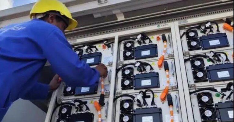 Cuba estrena un banco de baterías mientras siguen los apagones