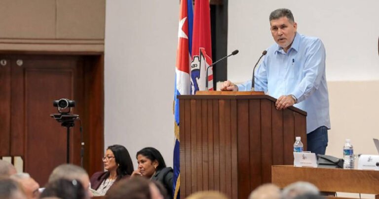 Pérez Oliva-Fraga admite fracaso del modelo estatal socialista