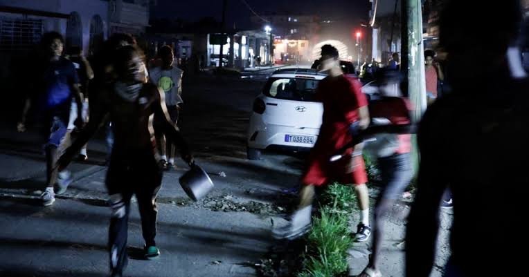 Vecinos en La Lisa, Cuba, protestan tras 18 horas de apagón