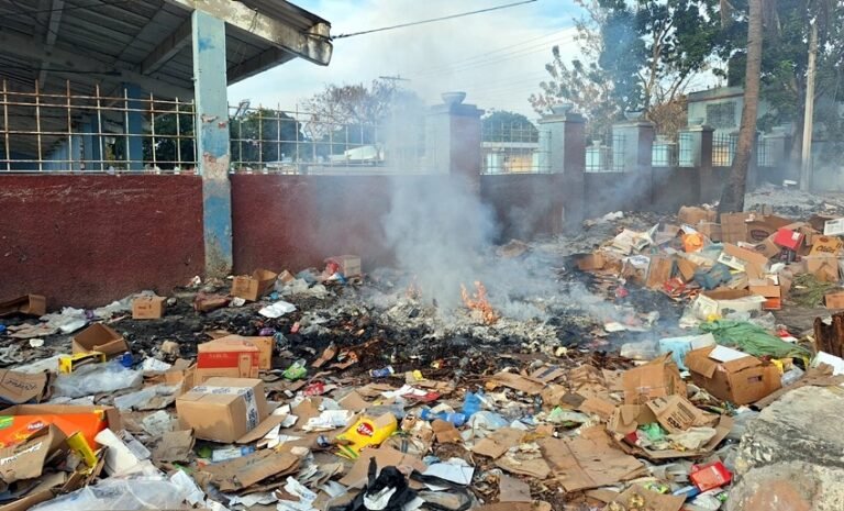 El humo de la basura quemada asfixia barrios cubanos