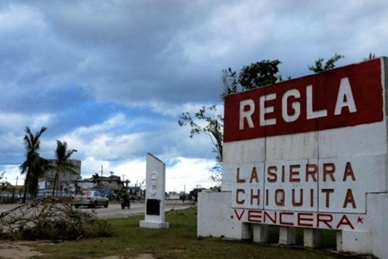 Regla protesta a plena luz por apagones de más de 30 horas
