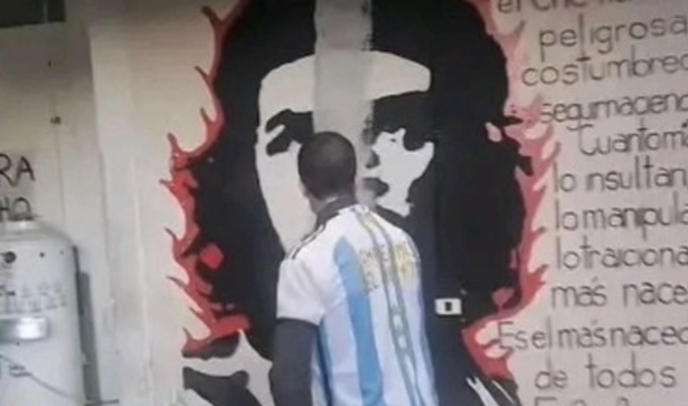 Cubren mural del Che en Argentina y lo dedican a las víctimas del castrismo